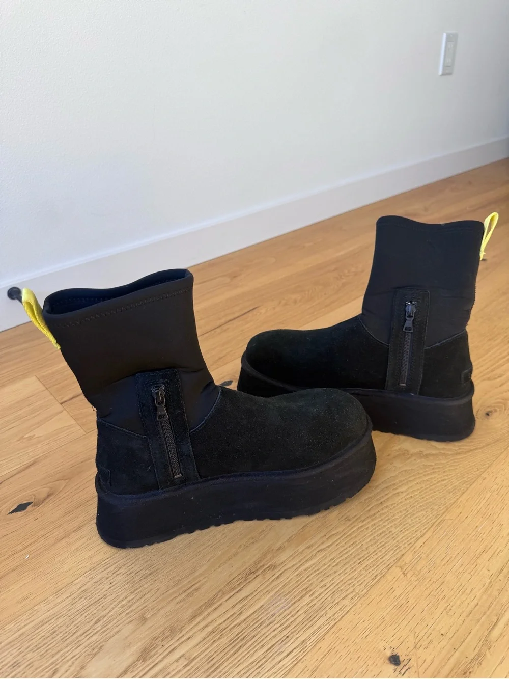 UGG Classic Dipper Platform Ankle Boots with Yellow Pull Tab Sz 9